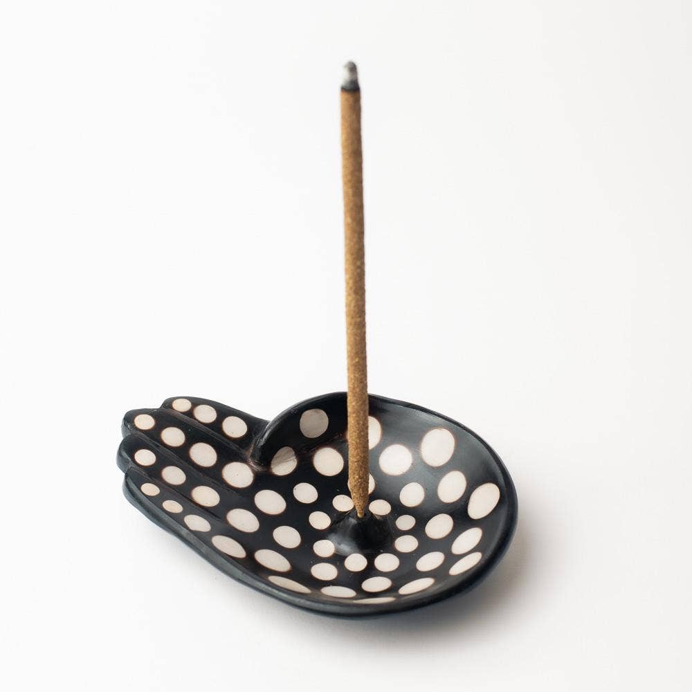 Chulucanas Ceramic Incense Holder Modelo Mano: Balck & White